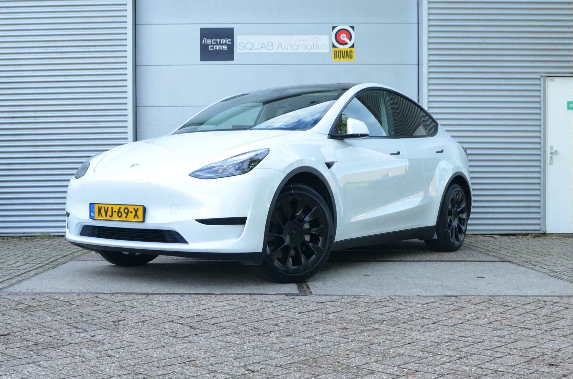 Tesla Model Y RWD — fotografia mașinii
