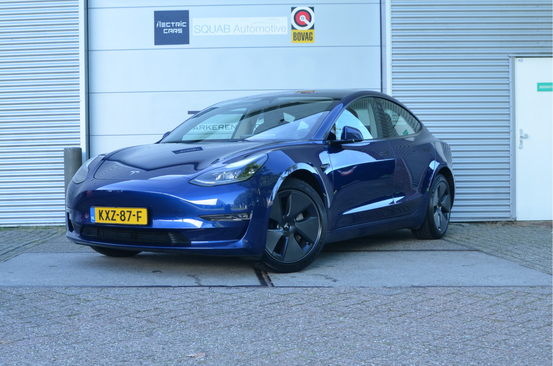 Tesla Model 3 Long Range AWD — fotografia mașinii