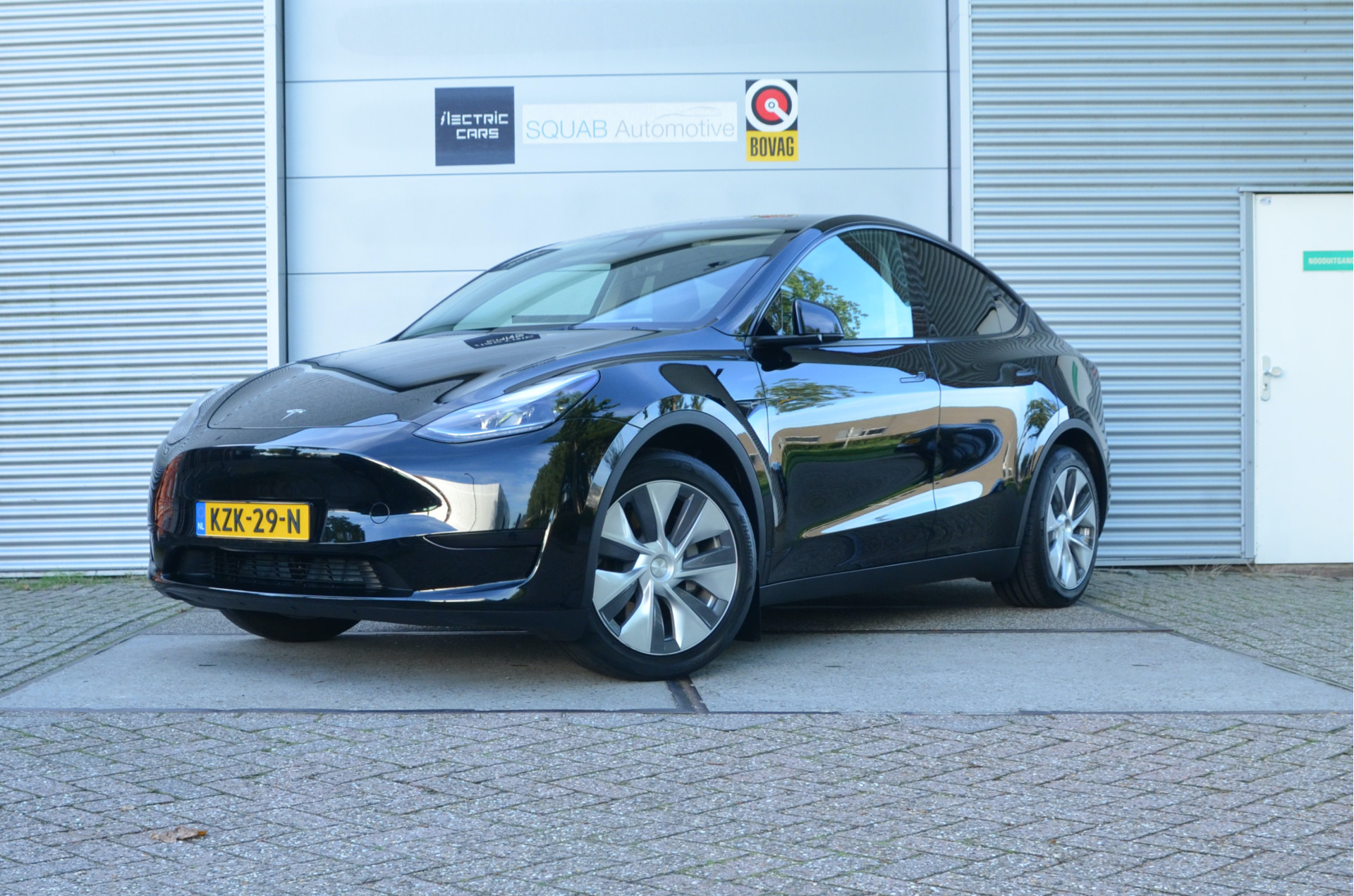 Tesla Model Y RWD — fotografia mașinii