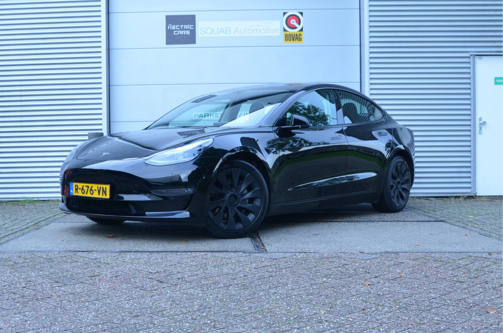 Tesla Model 3 Long Range AWD — fotografia mașinii