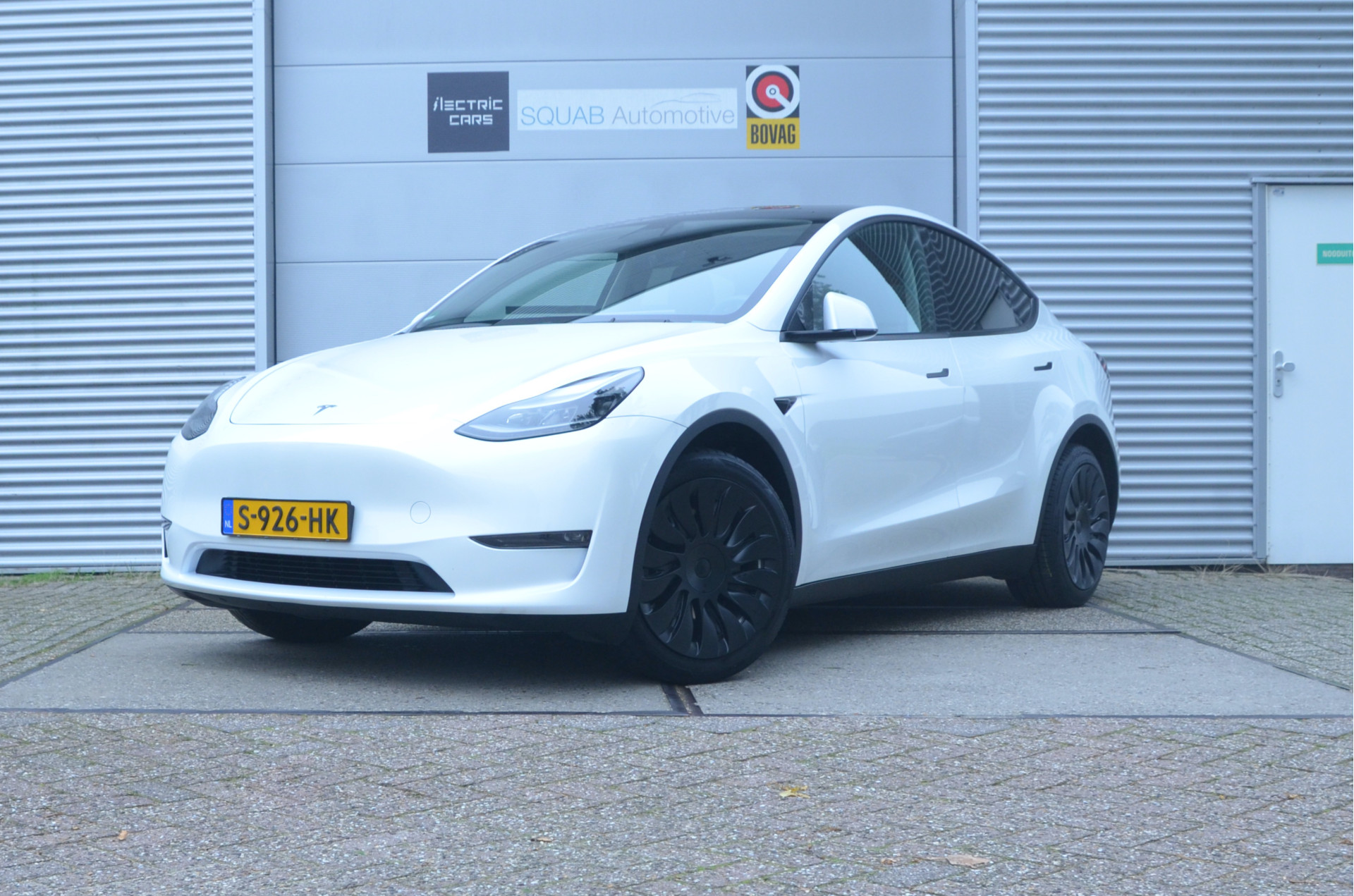 Tesla Model Y Long Range AWD — fotografia mașinii